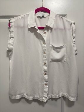 Rose & Olive White Sleeveless Button-Down Shirt